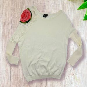 iRoo Moderato| Crew neck sweater with flower and crochet knit on shoulder SZ F